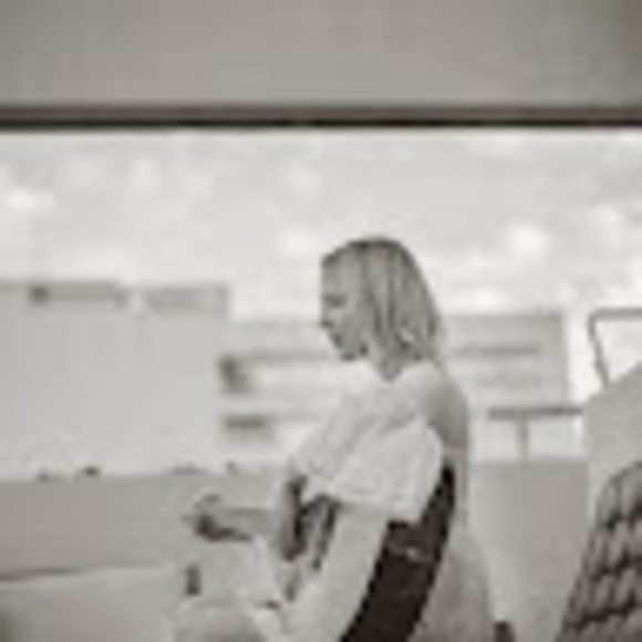 Meet your Posher, Mia - Picture 1 of 1